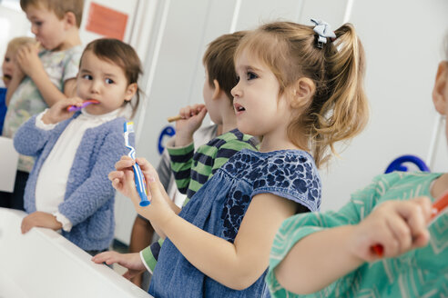 Children brushing their teeth in bathroom of a kindergarten - MFF04100