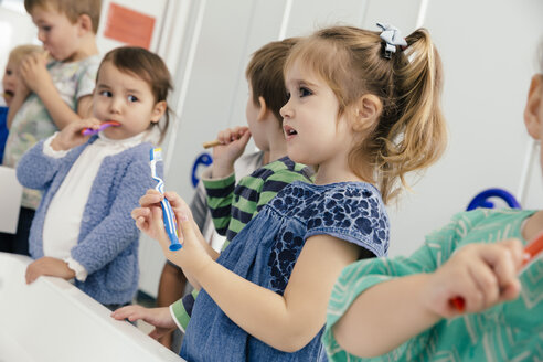 Kinder putzen sich die Zähne im Badezimmer eines Kindergartens - MFF04100