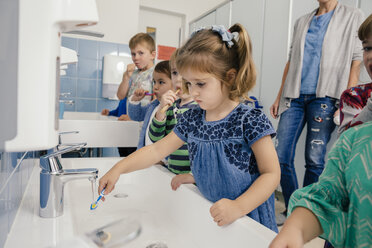 Kinder putzen sich die Zähne im Badezimmer eines Kindergartens - MFF04101