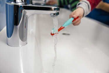 Kind putzt seine Zahnbürste im Badezimmer eines Kindergartens - MFF04102