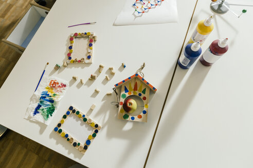 Bastelmaterial auf dem Tisch im Kindergarten - MFF04136