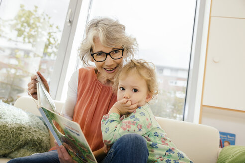 Pre-school teacher reading with child in kindergarten - MFF04138