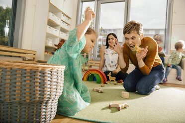 Vorschullehrerin spielt mit Mädchen im Kindergarten - MFF04141