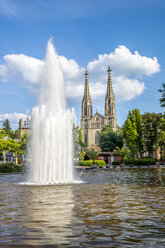 Deutschland, Bayern, Bamberg, Augustaplatz und Pfarrkirche, Brunnen im Vordergrund - PUF00877