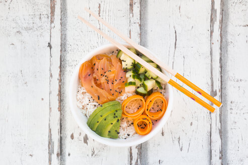 Sushi-Bowl mit Lachs, Gurke, Avocado, Reis und Karotte - LVF06383