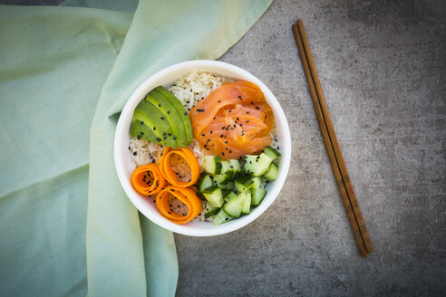 Sushi-Bowl mit Lachs, Gurke, Avocado, Reis und Karotte - LVF06384