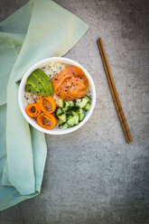 Sushi-Bowl mit Lachs, Gurke, Avocado, Reis und Karotte - LVF06385