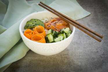 Sushi-Bowl mit Lachs, Gurke, Avocado, Reis und Karotte - LVF06386