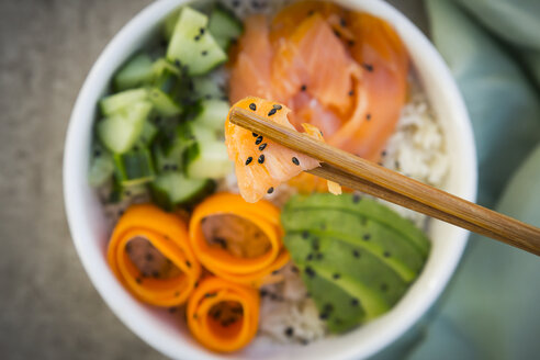 Sushi-Schale mit Lachs, Gurke, Avocado, Reis und Karotte, im Vordergrund Lachs und Stäbchen - LVF06387