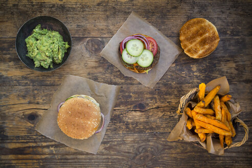 Hausgemachter Burger mit Süßkartoffelpommes und Avocado-Dip - LVF06394