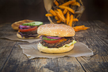 Hausgemachter Burger mit Süßkartoffelpommes - LVF06395