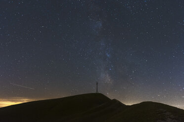 Italien, Marken, Silhouette des Gipfelkreuzes auf dem Monte Catria bei Nacht - LOMF00662