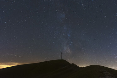 Italy, Marche, silhouette of summit cross on Monte Catria at night - LOMF00662