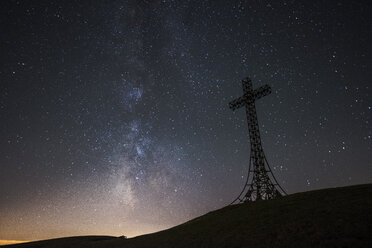 Italien, Marken, Silhouette des Gipfelkreuzes auf dem Monte Catria bei Nacht - LOMF00663