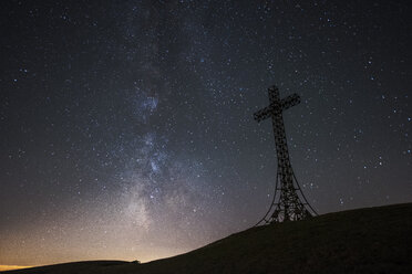 Italy, Marche, silhouette of summit cross on Monte Catria at night - LOMF00663