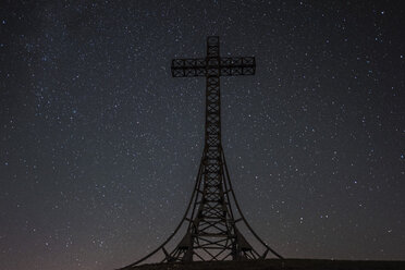 Italien, Marken, Silhouette des Gipfelkreuzes auf dem Monte Catria bei Nacht - LOMF00665