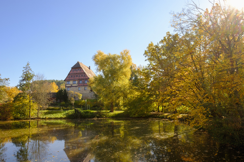 Deutschland, Bayern, Franken, Mittelfranken, Fränkisches Seenland, Jahrsdorferhaus und Teich, lizenzfreies Stockfoto