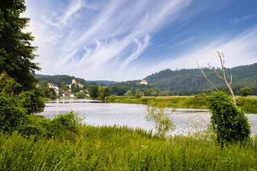 Deutschland, Bayern, Oberpfalz, Bayerischer Wald, Fluss Regen, Dorf Hof und Schloss Stefling - SIEF07575