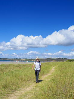 Frankreich, Bretagne, Aktive Seniorenwanderung am Strand von Treguer - LAF01931