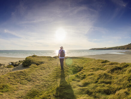 Frankreich, Bretagne, Aktive Senioren wandern am Strand von Treguer bei Sonnenuntergang - LAF01938