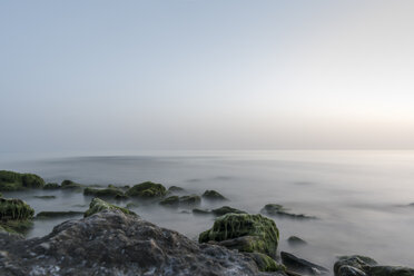 Italien, Kalabrien, Tropea, Tyrrhenisches Meer, felsiger Strand und Himmel - CSTF01462