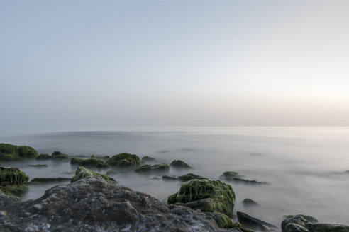 Italien, Kalabrien, Tropea, Tyrrhenisches Meer, felsiger Strand und Himmel - CSTF01462