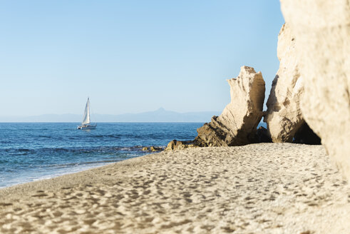 Italy, Calabria, Tropea, Tyrrhenian Sea, cave at beach, sandstone rock and sailing boat - CSTF01464