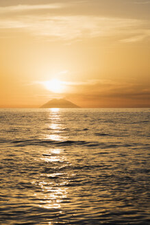 Italien, Kalabrien, Tropea, Tyrrhenisches Meer, Blick auf die Vulkaninsel Stromboli gegen die Sonne - CSTF01466