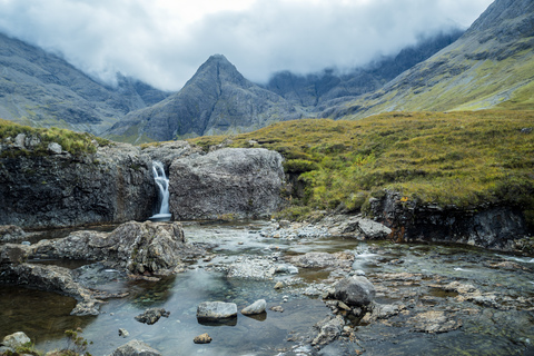 Großbritannien, Schottland, Isle of Skye, Wasserfall Fairy Pools, lizenzfreies Stockfoto