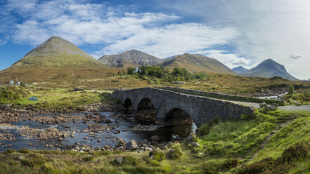 Großbritannien, Schottland, Isle of Skye, Steinbrücke Slingachan - STSF01351