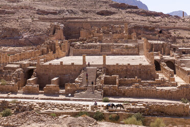 Jordania, Wadi Musa, Petra, Säulenstraße, Tempelruine - MABF00464
