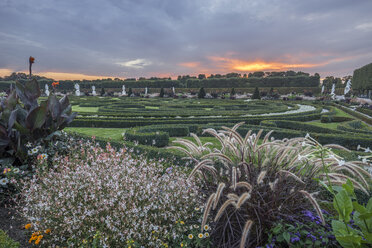 Deutschland, Niedersachsen, Hannover, Herrenhaeuser Gärten, Großer Garten am Abend - PVCF01115