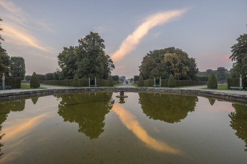 Deutschland, Niedersachsen, Hannover, Herrenhaeuser Gaerten, Brunnen am Abend - PVCF01117