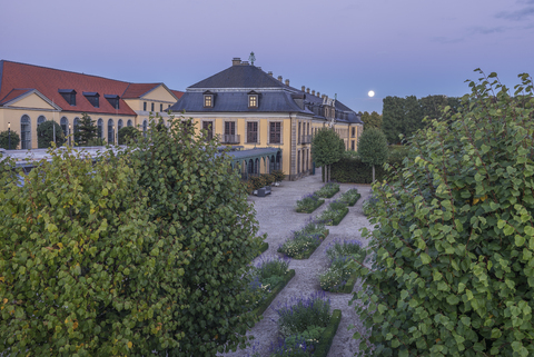 Deutschland, Niedersachsen, Hannover, Herrenhaeuser Gärten, Orangerie am Abend, lizenzfreies Stockfoto