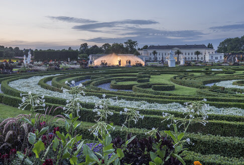 Deutschland, Niedersachsen, Hannover, Herrenhaeuser Gärten, Barockgarten am Abend - PVCF01125