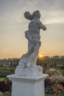 Deutschland, Niedersachsen, Hannover, Herrenhaeuser Gaerten, Skulptur bei Sonnenuntergang - PVCF01127