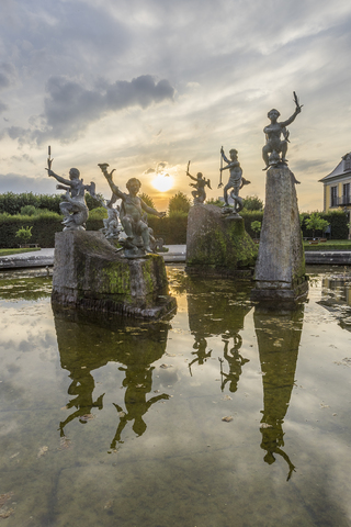 Deutschland, Niedersachsen, Hannover, Herrenhaeuser Gärten, Neptunbrunnen bei Sonnenuntergang, lizenzfreies Stockfoto