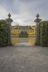 Deutschland, Niedersachsen, Hannover, Herrenhaeuser Gaerten, Orangenparterre, Galerie und offenes Goldenes Tor - PVCF01130