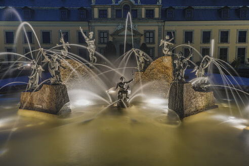 Deutschland, Niedersachsen, Hannover, Herrenhaeuser Gaerten, Orangenparterre, Neptunbrunnen am Abend - PVCF01135