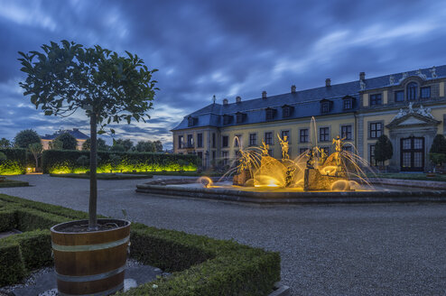 Deutschland, Niedersachsen, Hannover, Herrenhäuser Gärten, Neptunbrunnen an der Galery, Orangenparterre am Abend - PVCF01137