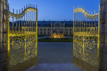 Germany, Lower Saxony, Hanover, Herrenhaeuser Gaerten, Orangenparterre, Galery in the background, Golden Gate in the evening - PVCF01138