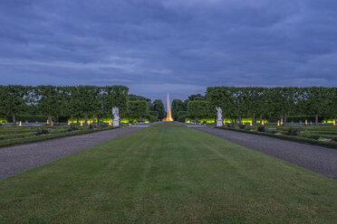 Deutschland, Niedersachsen, Hannover, Herrenhaeuser Gaerten am Abend - PVCF01140