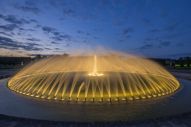 Germany, Lower Saxony, Hanover, Herrenhaeuser Gaerten, Fountain of Parterre in the evening - PVCF01141