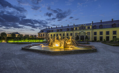 Germany, Lower Saxony, Hanover, Herrenhaeuser Gaerten, Orangenparterre, Galery and Neptun Fountain in the evening - PVCF01143