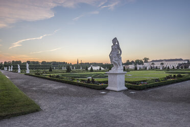 Deutschland, Niedersachsen, Hannover, Herrenhaeuser Gaerten bei Sonnenuntergang - PVCF01144