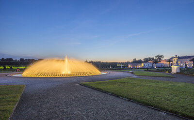 Germany, Lower Saxony, Hanover, Herrenhaeuser Gaerten, Fountain of Parterre in the evening - PVCF01146