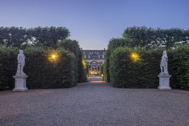 Deutschland, Niedersachsen, Hannover, Herrenhaeuser Gaerten, Orangenparterre am Abend - PVCF01156