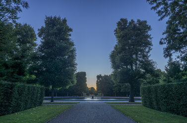 Deutschland, Niedersachsen, Hannover, Herrenhaeuser Gaerten am Abend - PVCF01159