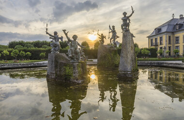 Deutschland, Niedersachsen, Hannover, Herrenhaeuser Gaerten, Orangenparterre, Neptunbrunnen bei Sonnenuntergang - PVCF01161