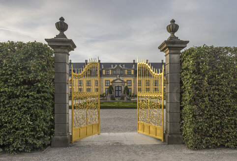 Deutschland, Niedersachsen, Hannover, Herrenhaeuser Gärten, Orangenparterre, Galerie im Hintergrund, Golden Gate - PVCF01169